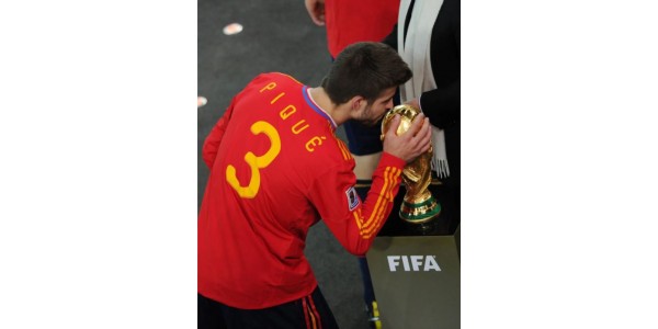 Piqué kondigt onmiddellijke pensionering aan bij Barcelona